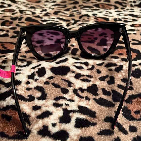 Betsey Johnson Sunglasses - Picture 3 of 4